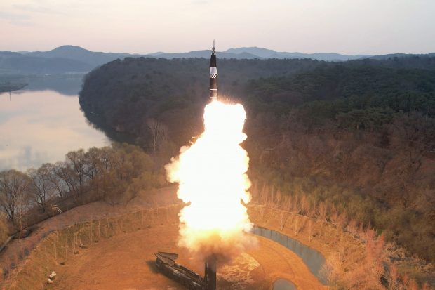 Coreea de Nord a ratat lansarea unui satelit militar de spionaj: „O problemă de fiabilitate a motorului”. Momentul exploziei | VIDEO