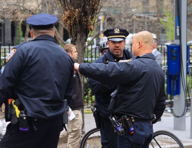 Un tânăr a fost condamnat la 27 de ani de închisoare în SUA pentru că a atacat trei polițiști din New York cu o macetă