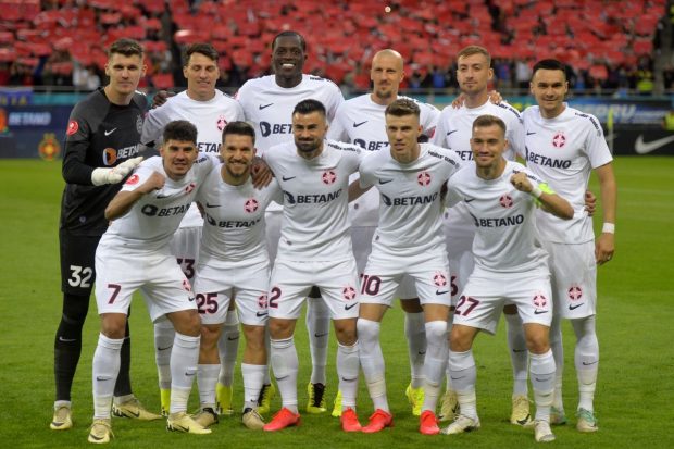 FCSB a primit trofeul de campioană a României în fața a peste 54.000 de spectatori, deși a pierdut în ultima etapă din play-off cu CFR
