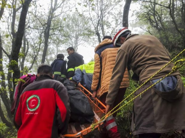 Primele imagini cu salvatorii care ajung la locul prăbușirii elicopterului în care a murit președintele iranian Ebrahim Raisi | VIDEO