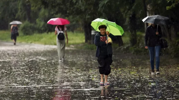 Alertă meteo: vestul țării, sub cod galben de ploi, furtuni și grindină. Cum va fi vremea la București  | HARTĂ