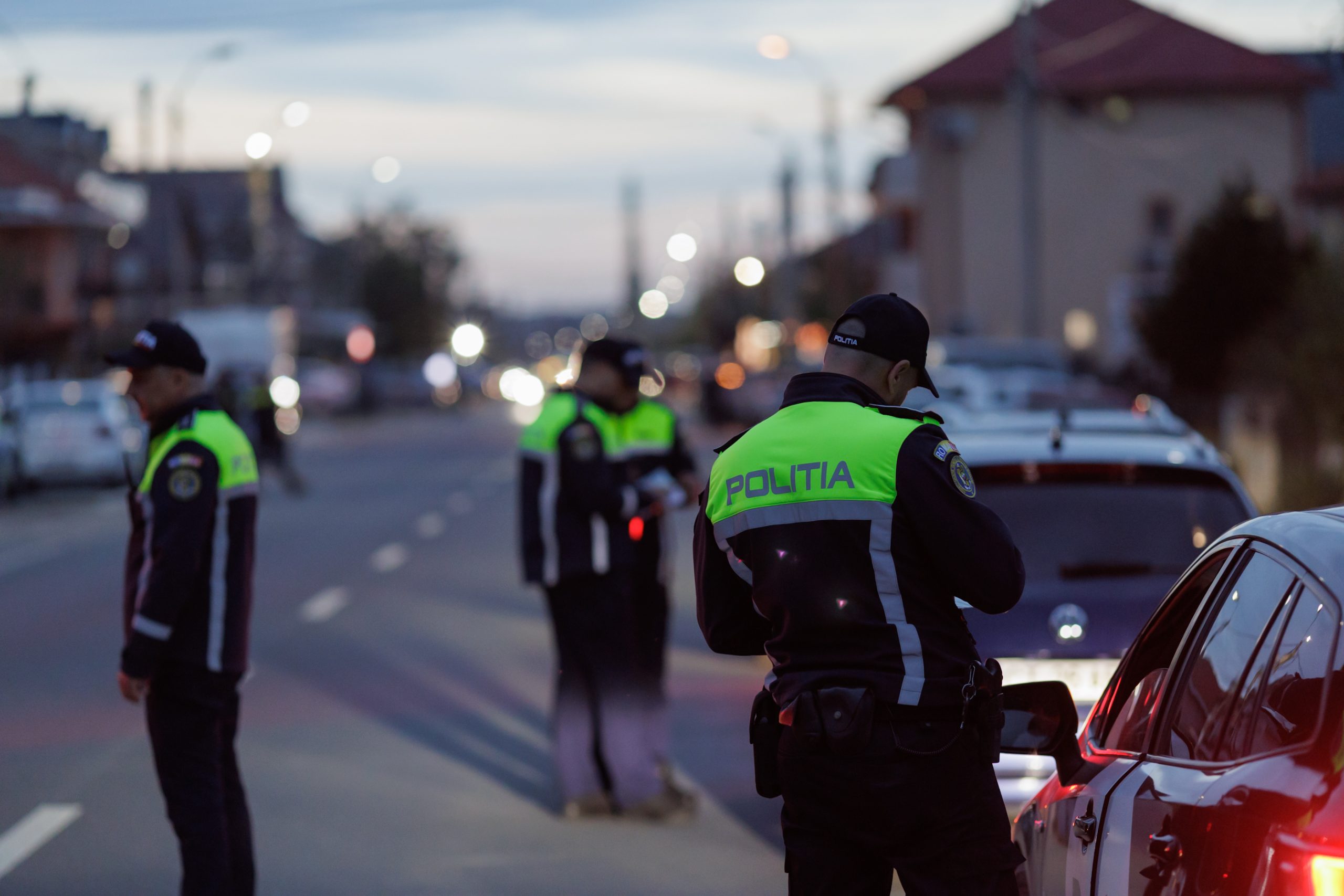 1 Mai La Vama Veche. După Accidentul Lui Vlad Pascu, „drumul Morții” A Rămas Același, Dar Polițiștii Fac Mai Multe Filtre. „Ar Fi Mai Sigur Dacă Am Merge Pe Câmp, Dar E Plin De Câini”