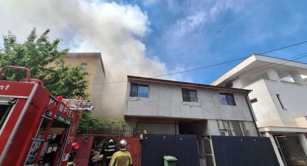 Incendiu cu degajări mari de fum în București. O persoană a murit