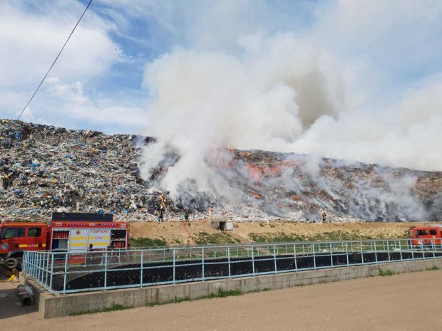 Incendiu puternic la groapa de gunoi din Galaţi, cu degajări mari de fum. A fost emis mesaj Ro-Alert