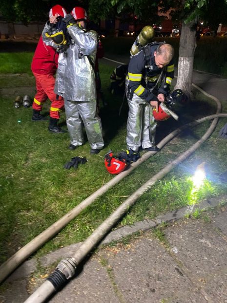 Incendiu la hala unei firme de pe Platforma Săvinești din Neamț. 15 persoane s-au autoevacuat