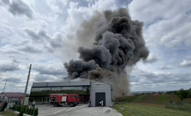 Incendiu puternic la o hală din Suceava. Mesaj Ro-Alert, emis din cauza degajărilor mari de fum. VIDEO