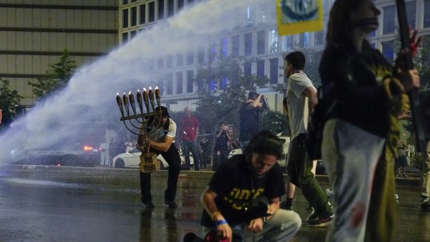 Protest la Tel Aviv. Poliția a folosit tunuri cu apă împotriva manifestanților, între ei, familiile ostaticilor ținuți de Hamas. VIDEO