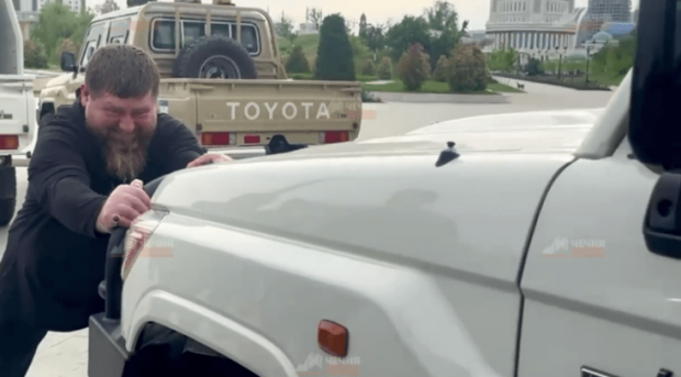 „Bicepși de piatră”. Înregistrare cu Ramzan Kadîrov împingând un SUV, după ce liderul cecen a fost filmat gâfâind când urca scările de la Kremlin | VIDEO