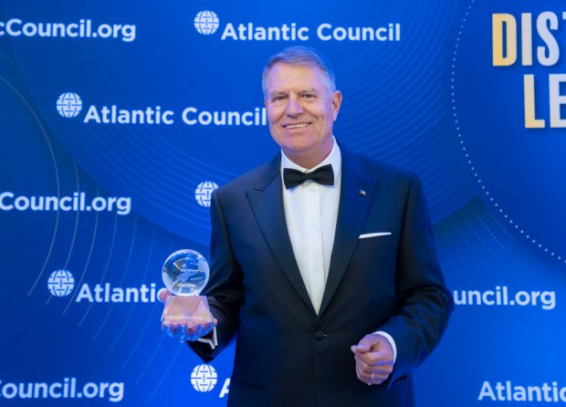 Iohannis, primul șef de stat european care a primit premiul Distinguished International Leadership, acordat de Consiliul Atlantic: „SUA nu au un aliat mai bun decât România”