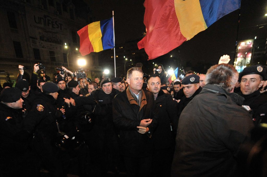 klaus iohannis in piata universitatii dupa anuntarea exit poll urilor turului ii al prezidentialelor din 2014 agerpres7695888