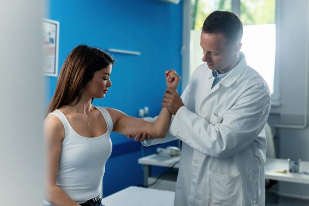 Importanța alegerii unui medic specializat pentru tratarea durerilor de umăr