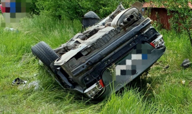 Doi tineri de 15 şi 19 ani au murit după ce au intrat cu mașina într-un stâlp şi apoi s-au răsturnat, în Argeş