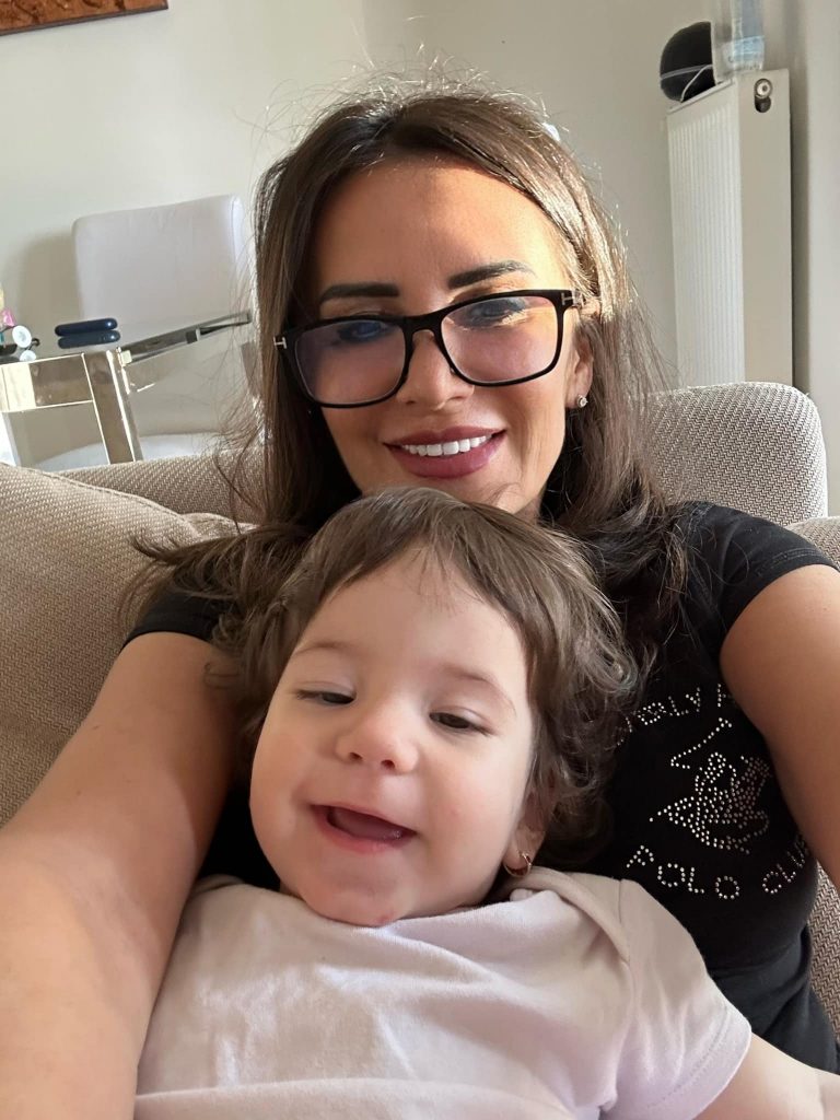 Mara Bănică a urmărit bona pe camerele de supraveghere din casă și a concediat-o imediat. Ce făcea femeia care avea grijă de copiii ei 2 mara banica copii 3