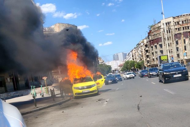 Un taxi a luat foc la Gara de Nord din București. ISU: Mașina a ars generalizat. VIDEO