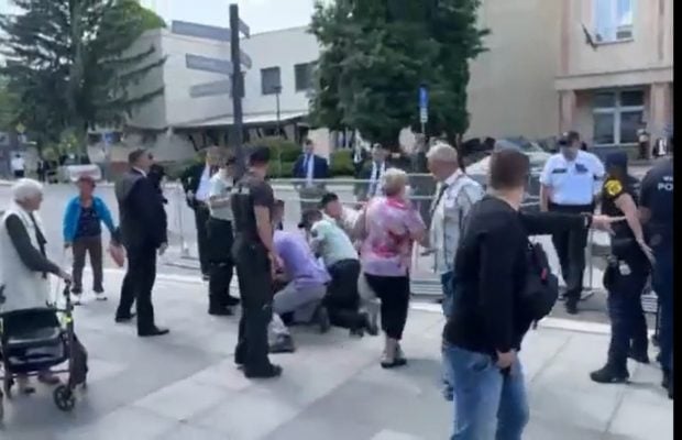 Momentul în care premierul Slovaciei este căzut după împușcături