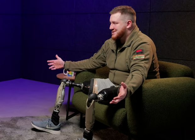„Un haos”. Un veteran ucrainean care se afla la protezare în străinătate, după ce și-a pierdut piciorele în luptele din Donbas, a primit citație de înrolare