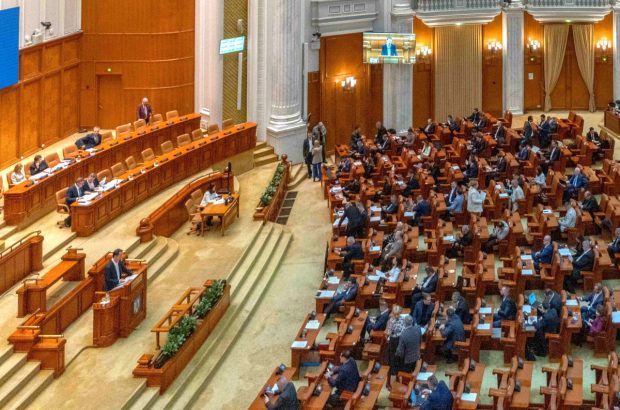 Proiectul prin care fugarii sunt obligaţi să plătească cheltuielile de aducere în ţară, votat în Parlament. Legea merge la promulgare