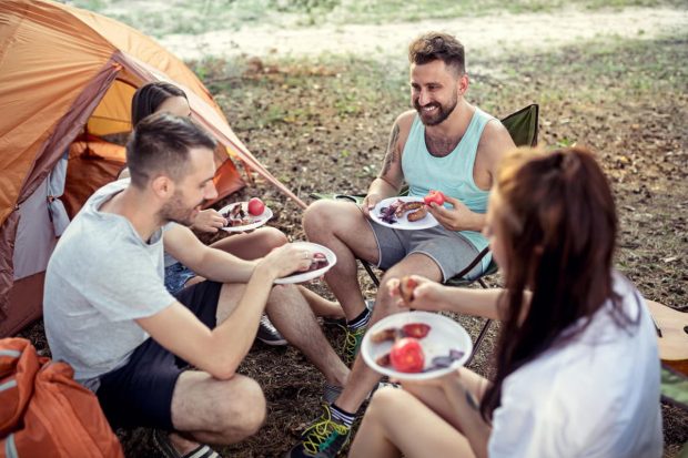 Redescoperă libertatea și aventura! 10 obiecte esențiale pentru o excursie reușită cu cortul