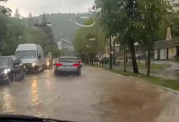 DN 1, blocat aproape trei ore în zona şoselei de centură din Sinaia, după o ploaie torenţială