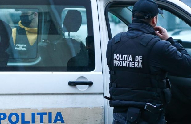 Trei ucraineni, prinși după ce au trecut fraudulos granița în România. Unul avea un pistol cu bile de cauciuc furat de la grăniceri