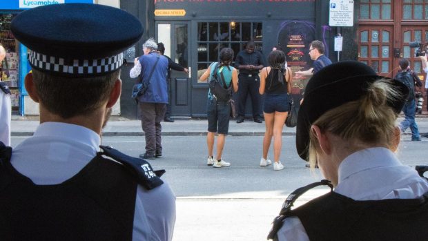 Polițist din Londra dat afară după ce i-a spus colegei sale Oana că e „o nenorocită de româncă”