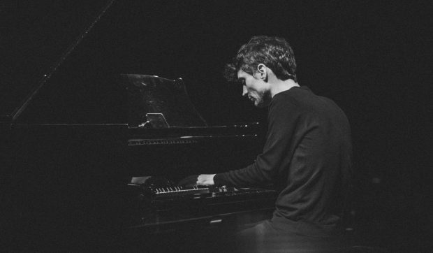 Pianistul Andrei Irimia continuă turneul „Lights & Shadows” în 10 orașe