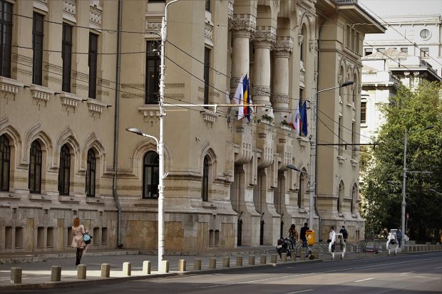 Ce face un primar de localitate – ce atribuții au primarul general și primarii de sector