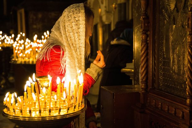 Kievul sfătuiește oamenii să nu meargă la biserică de Paște, de teama unui atac rusesc. „Nu uitați că țara e în război”