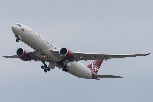 Avion forțat să se întoarcă din drum, după ce un bărbat a început să alerge gol printre scaune, în timpul zborului, în Australia