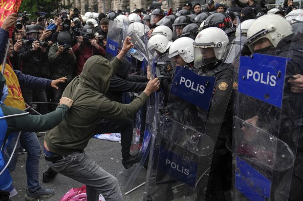 Val de proteste de 1 Mai în Europa: „Opriți războiul, măriți salariile”. Stare de asediu la Istanbul şi ciocniri violente în Franţa. Manifestații și în Grecia. Sute de persoane, arestate
