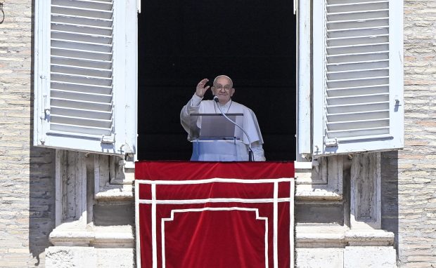 Papa Francisc, mesaj pentru credincioșii care sărbătoresc astăzi Paştele: „Fie ca Domnul Înviat să-i mângâie pe cei aflaţi în încercare”