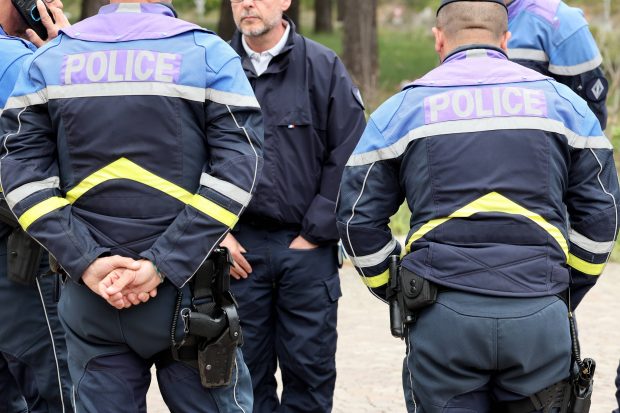 Un bărbat înarmat care încerca să incendieze o sinagogă din Franța, ucis de polițiști
