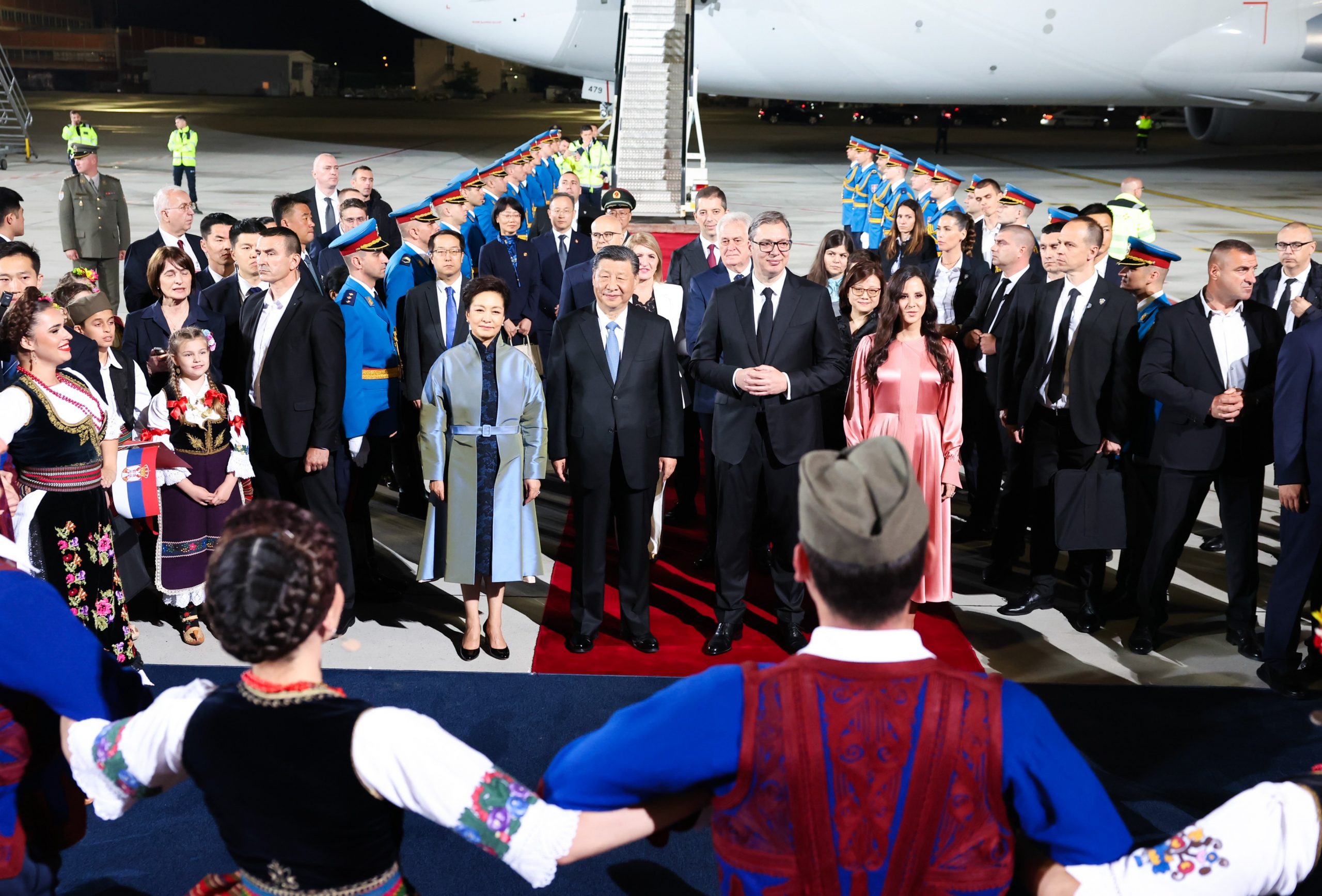 Preşedintele chinez Xi Jinping, întâmpinat cu o horă sârbească pe aeroportul din Belgrad. VIDEO
