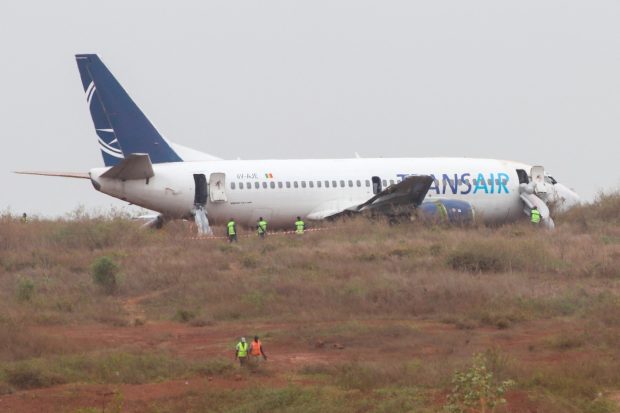 Un avion Boeing 737 a luat foc și a derapat de pe pistă în timpul decolării, în Senegal. Cel puțin zece persoane au fost rănite