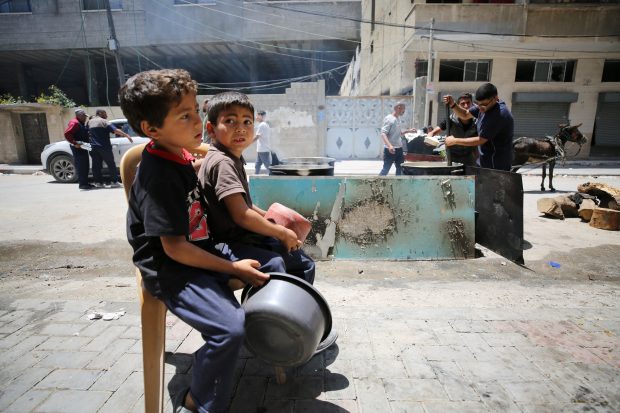 Alexandru Rafila anunță că mai mulţi copii palestinieni răniţi în Gaza vor fi trataţi în România