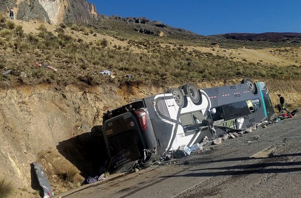 Cel puțin 16 persoane au murit în Peru, după ce un autocar s-a răsturnat într-o prăpastie