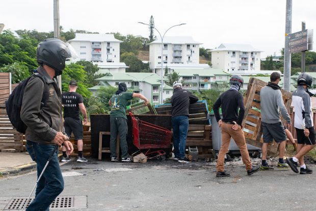 Revolte în Noua Caledonie, după o dezbatere din Parlamentul francez. Trei persoane, împușcate mortal. Macron declară starea de urgenţă