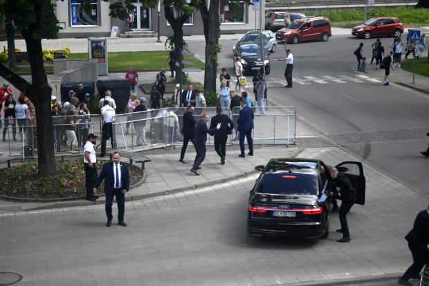 Cine este autorul tentativei de asasinat a premierului slovac Robert Fico. Presa slovacă: „A tras cu un pistol cu bile”