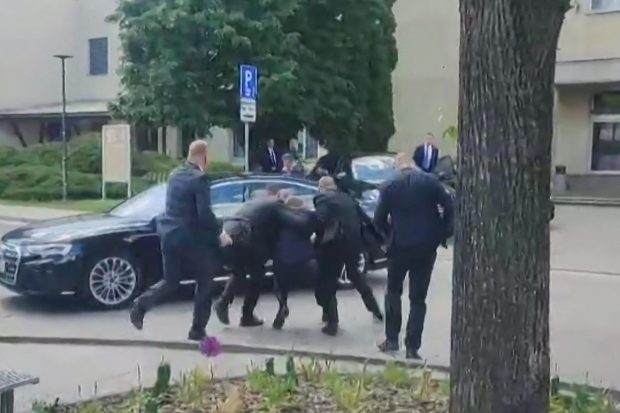 Reacții internaționale după tentativa de asasinat asupra premierului slovac Robert Fico: „Un atac odios. Violența nu își are locul în politica europeană”