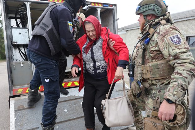 Lupta ucrainenilor pentru evacuarea ultimilor oameni rămași în Vovceansk, amenințată de ofensiva rușilor. „De ce naiba n-ați plecat mai devreme?”