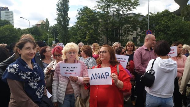 Un nou protest al angajaților Guvernului. Salariații au ieșit în stradă în timp ce în Palatul Victoria avea loc ședința Executivului