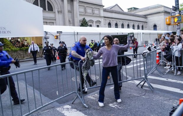 Manifestație pro-palestiniană în apropiere de Met Gala de la New York. Mai multe persoane au fost arestate