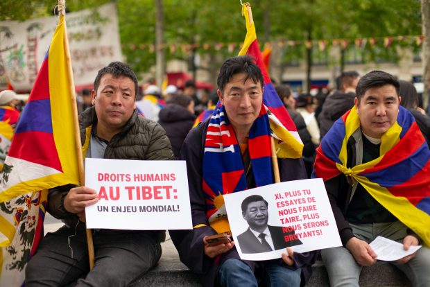 Xi Jinping, întâmpinat cu proteste la Paris. Manifestanții au cerut eliberarea Tibetului și oprirea amenințării la adresa Taiwanului