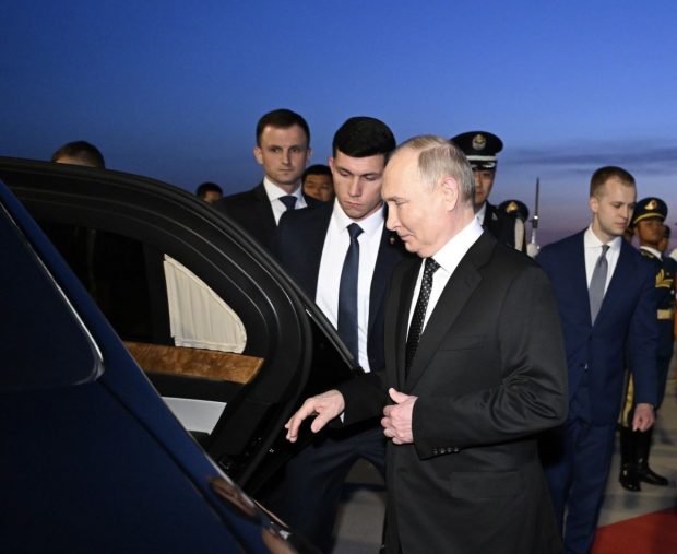 Vladimir Putin a ajuns în China. Xi Jinping l-a întâmpinat în centrul Beijingului, decorat cu zeci de steaguri rusești