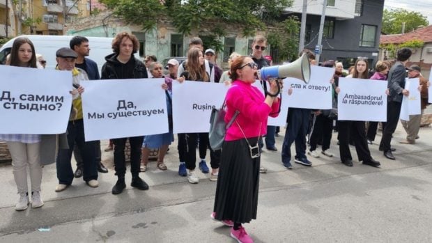 Protest al apropiaţilor oligarhului Şor în faţa Ambasadei României la Chişinău. Ce nemulțumire au
