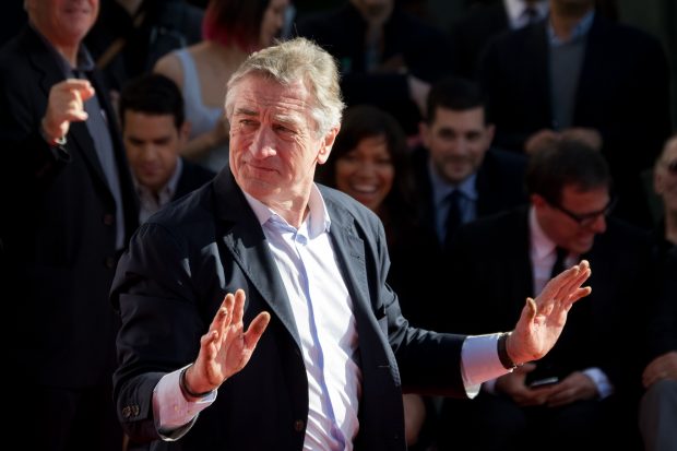 Clipul viral în care Robert De Niro strigă la manifestanţi anti-Israel este, de fapt, o repetiţie pentru un nou serial Netflix | VIDEO