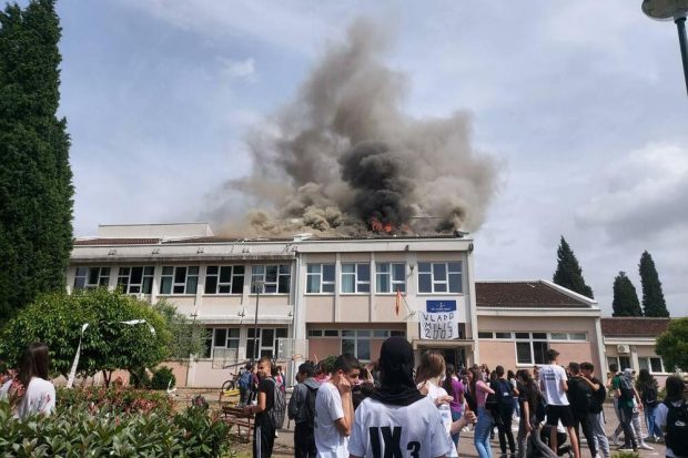 Elevii au aprins torțe și artificii, de bucurie că au absolvit, și au dat foc școlii, la Podgorica | VIDEO