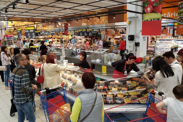 Ministrul agriculturii, Florin Barbu, vrea plafonarea adaosului pentru toate alimentele făcute în România. Economist: „Visează la mercurialul lui Ceaușescu”
