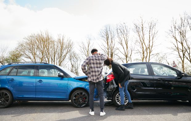 Și taxați, și cu banii luați! Românii vor achita și o coplată la repararea mașinilor, pe lângă polița RCA. Proiect de lege