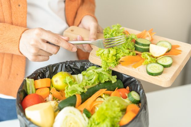 Obiceiul de consum care ar reduce prețul alimentelor în Uniunea Europeană. 95% din mâncarea aruncată la gunoi în România provine din mediul urban